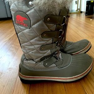 Grey Tall fur Sorel boots size 8